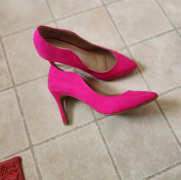 Heels - Picture 2 of 3